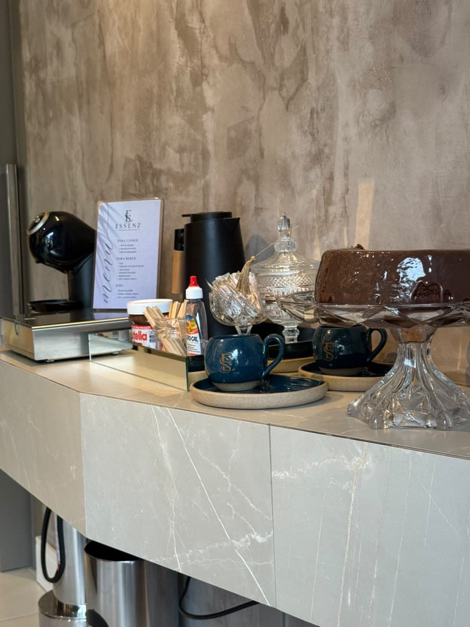 Café de cortesia da D'Essenz com doces e bebidas à disposição dos pacientes