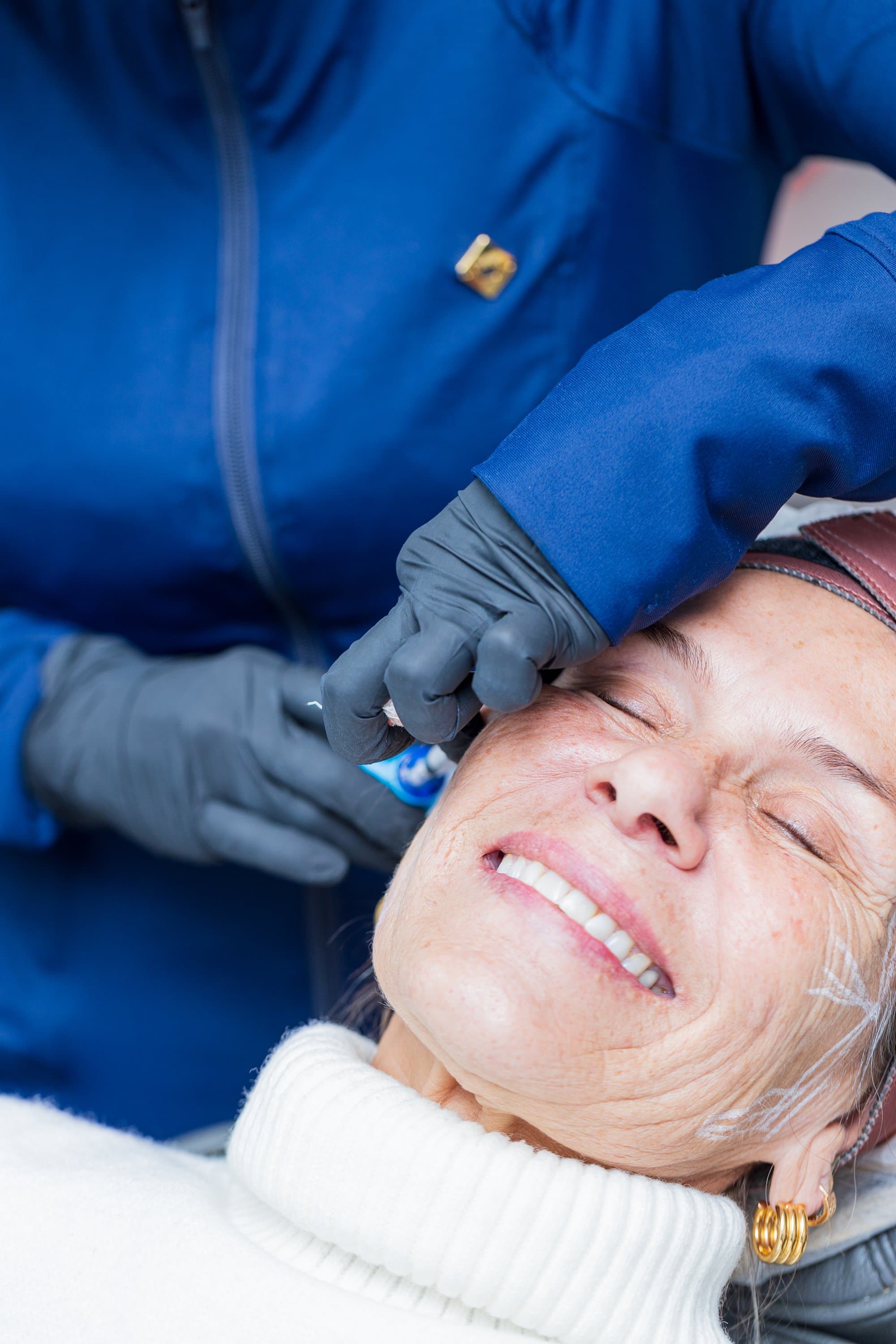 Procedimento de harmonização orofacial sendo realizado com atenção aos detalhes na D'Essenz